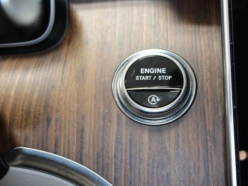 Used 2025 Mercedes-Benz C 300 4MATIC Sedan image 25