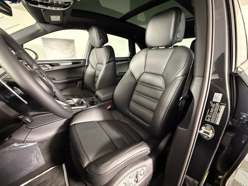 Certified 2026 Porsche Macan AWD/4WD image 5
