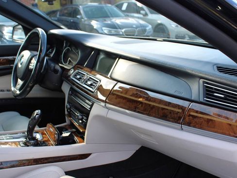 Used 2014 BMW 750Li xDrive image 17