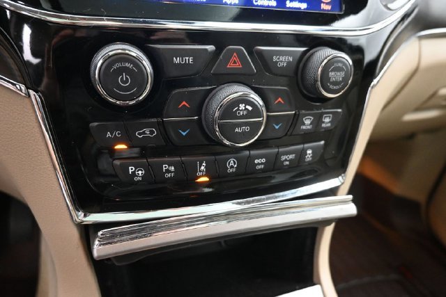Used 2019 Jeep Grand Cherokee Overland AWD/4WD image 21
