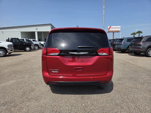 Used 2026 Chrysler Voyager LX FWD image 6