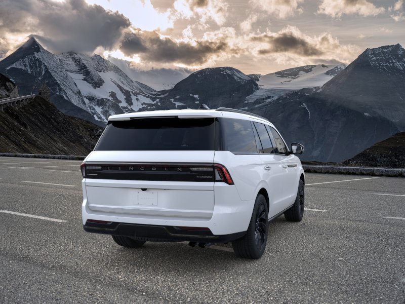 New 2026 Lincoln Navigator Reserve w/ Jet Appearance Package AWD/4WD image 8