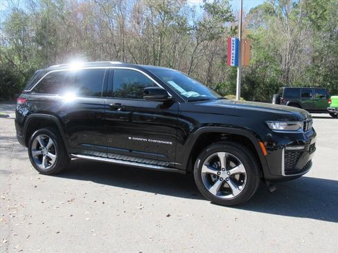New 2026 Jeep Grand Cherokee Limited w/ Luxury Tech Group II RWD image 2