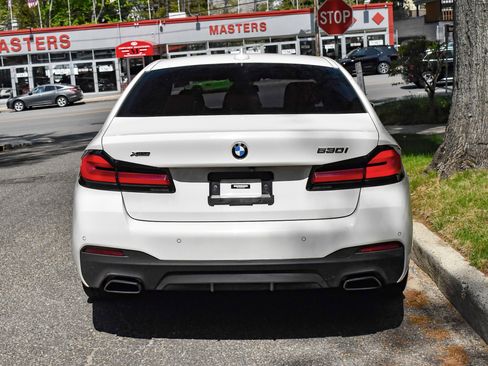 Used 2022 BMW 530i xDrive w/ M Sport Package AWD/4WD image 7