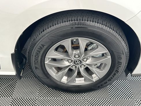 Used 2025 Toyota Sienna XLE FWD image 11