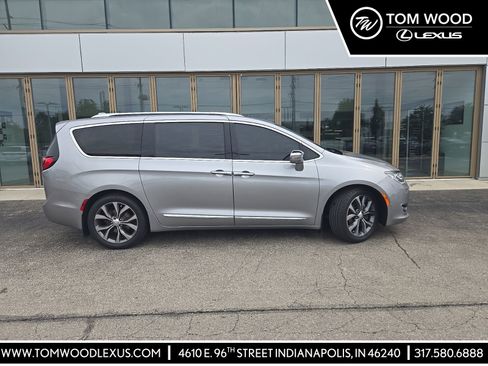 Used 2018 Chrysler Pacifica Limited w/ Tire & Wheel Group FWD image 1