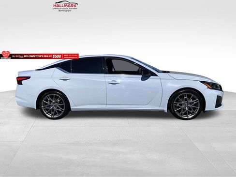 Used 2024 Nissan Altima 2.0 SR image 2