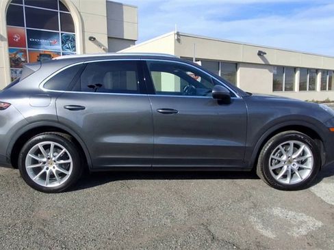 Used 2023 Porsche Cayenne Platinum Edition image 9