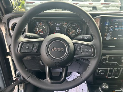 New 2025 Jeep Gladiator Sport image 15