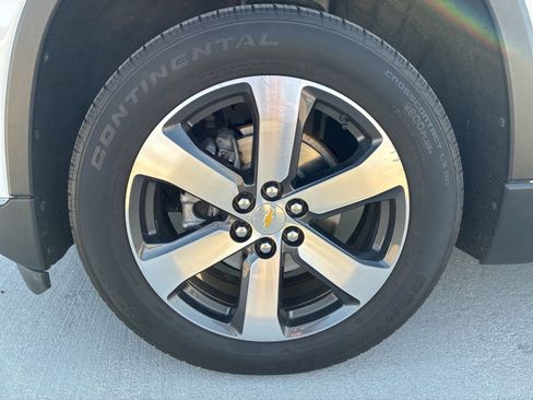 Used 2021 Chevrolet Traverse LT w/ LT Premium Package AWD/4WD image 12