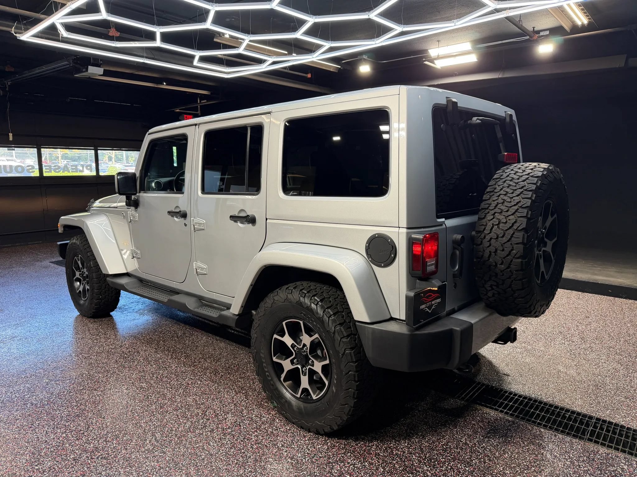 Used 2012 Jeep Wrangler Unlimited Sahara w/ Dual Top Group AWD/4WD image 5