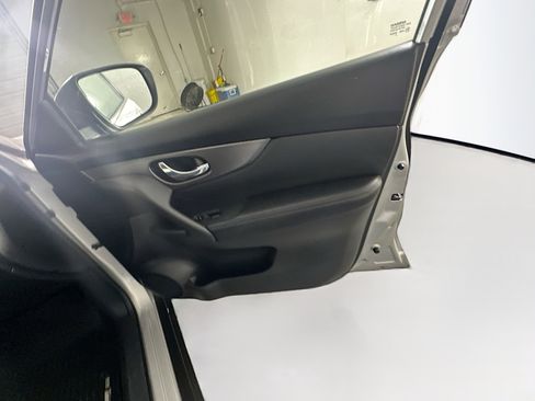 Used 2016 Nissan Rogue SV image 30