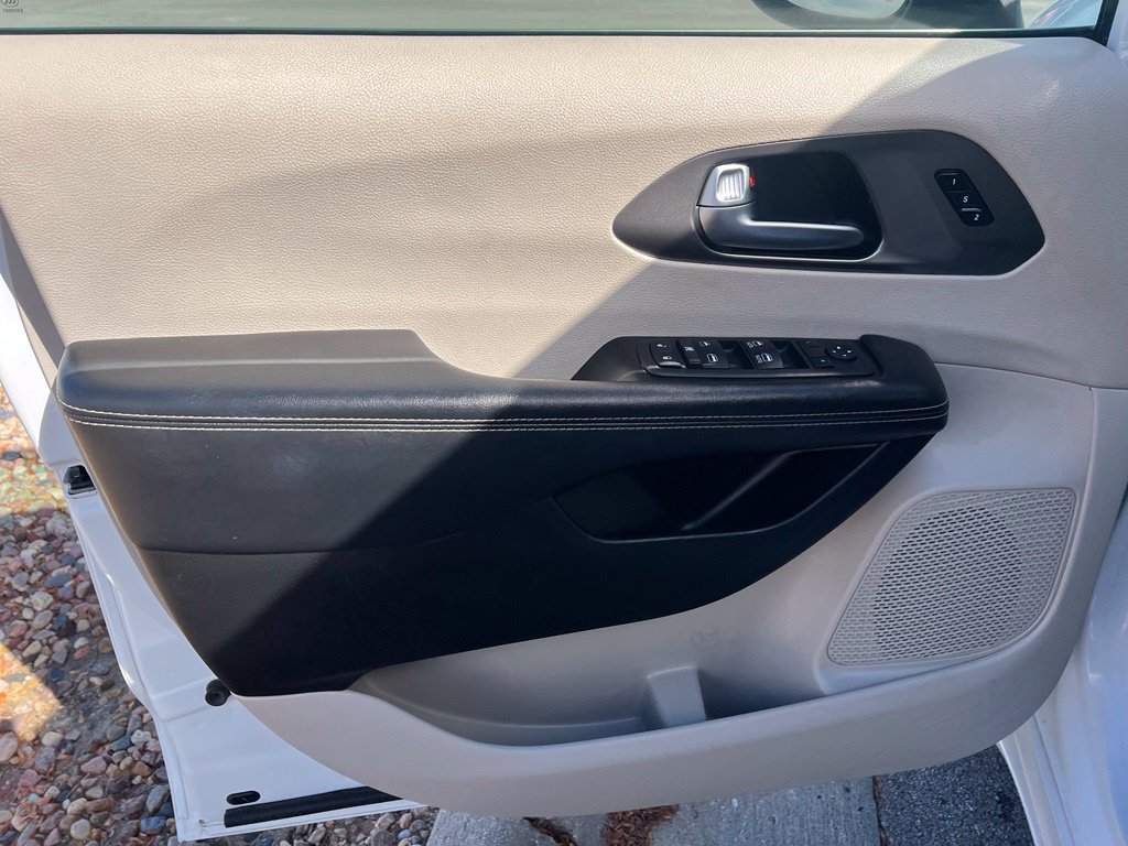 Used 2023 Chrysler Pacifica Touring-L FWD image 16