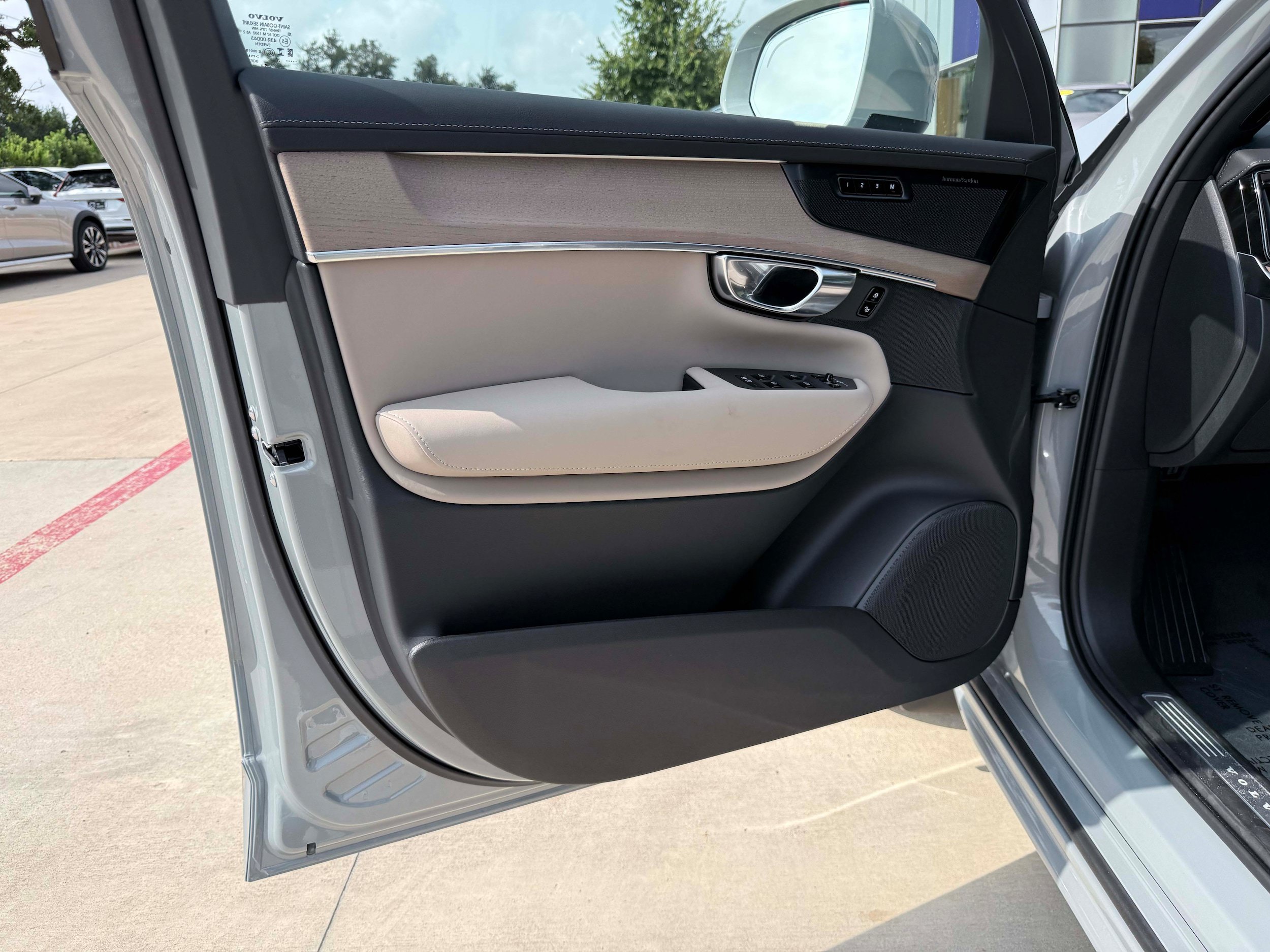 New 2026 Volvo XC90 B6 Plus w/ Protection Package Premier AWD/4WD image 11
