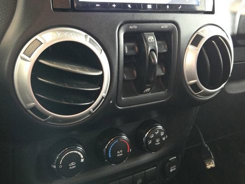 Used 2012 Jeep Wrangler Unlimited Sahara image 22