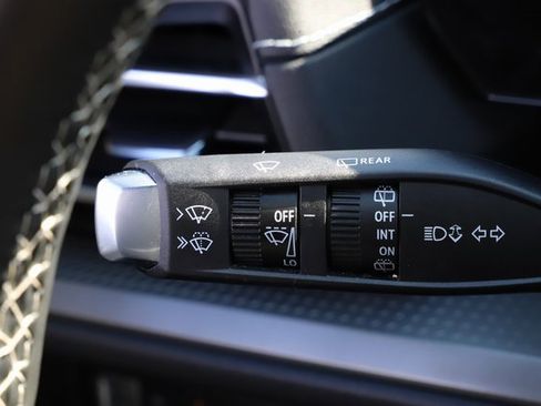 Used 2025 Chevrolet Traverse LT image 36