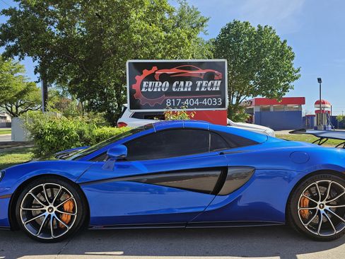 Used 2019 McLaren 570S Spider image 2