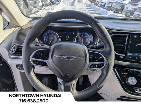 Used 2024 Chrysler Pacifica Touring-L image 7