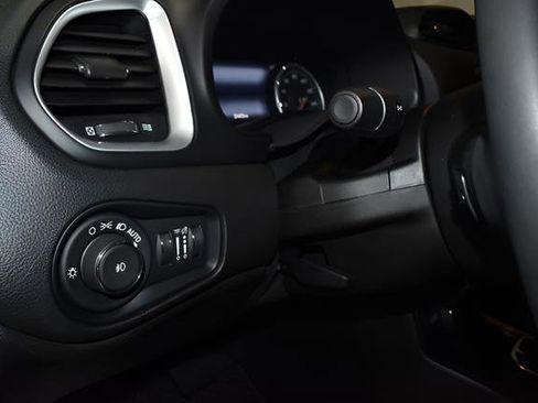 Certified 2021 Jeep Renegade Latitude w/ Luxury Group I AWD/4WD image 22