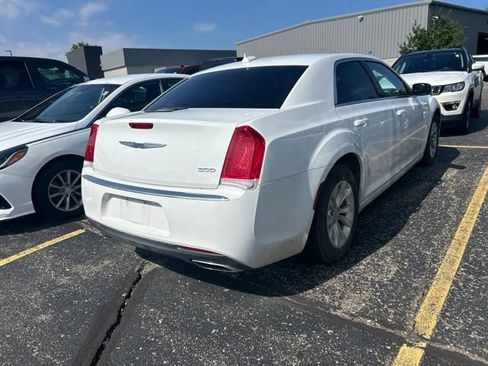Used 2021 Chrysler 300 Touring RWD image 4