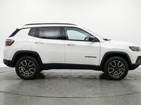 Used 2025 Jeep Compass Trailhawk image 11