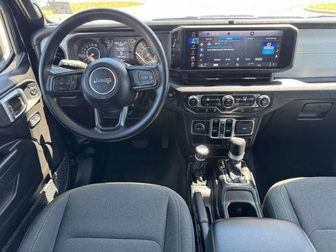 Used 2025 Jeep Gladiator Overland AWD/4WD image 16