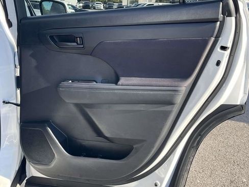 Used 2023 Toyota Highlander L image 24