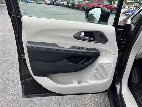 Used 2020 Chrysler Pacifica Touring-L Plus w/ Advanced Safetytec Group FWD image 17