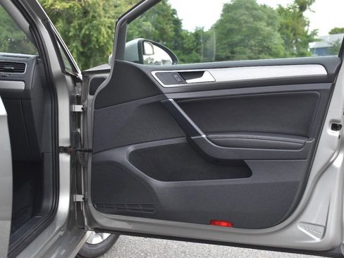 Used 2015 Volkswagen Golf S image 9