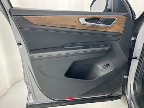 Used 2025 Volkswagen Atlas SE image 11