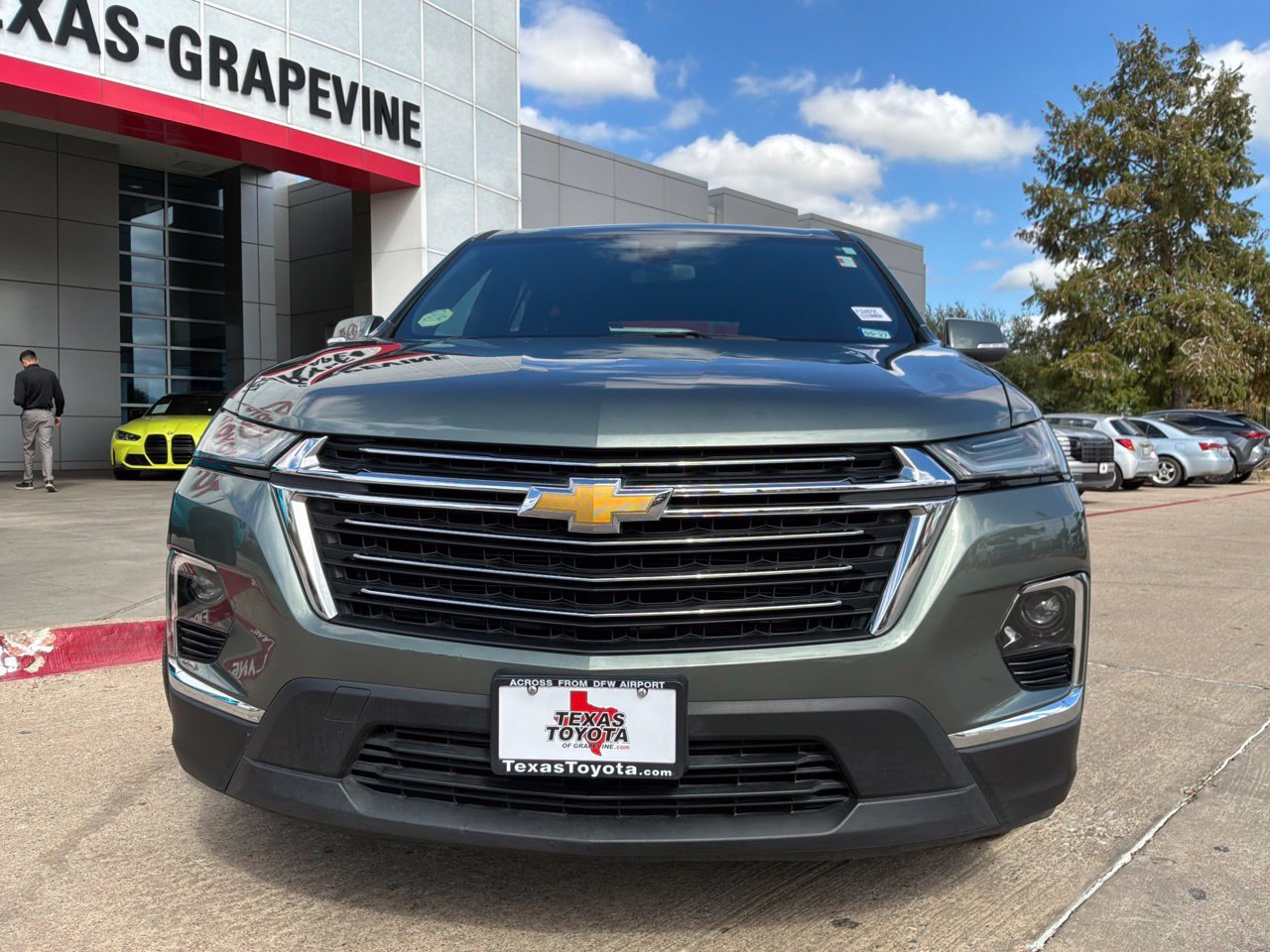 Used 2023 Chevrolet Traverse LT FWD image 3