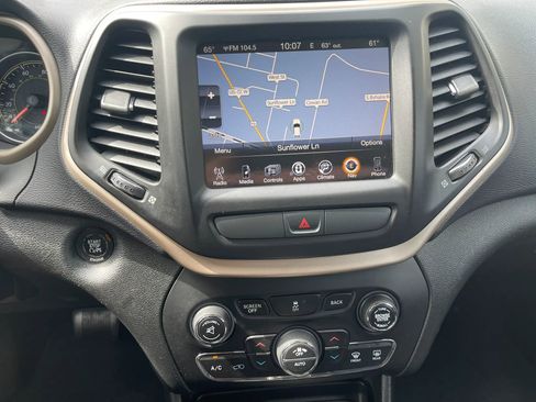 Used 2015 Jeep Cherokee Latitude w/ Comfort/Convenience Group FWD image 18