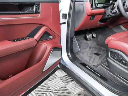 Certified 2024 Porsche Cayenne Turbo AWD/4WD image 8
