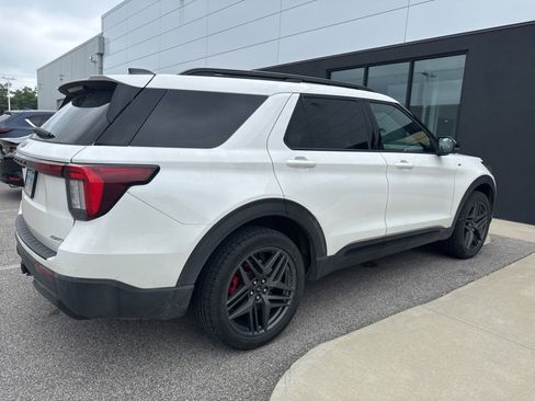 Used 2025 Ford Explorer ST-Line w/ ST-Line Street Pack AWD/4WD image 2