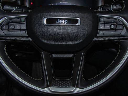 Used 2023 Jeep Grand Cherokee Altitude AWD/4WD image 11