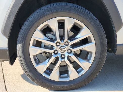Used 2021 Toyota RAV4 XLE Premium FWD image 10