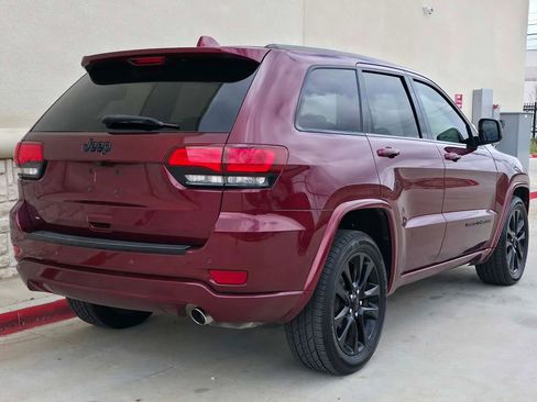 Used 2017 Jeep Grand Cherokee Altitude image 3