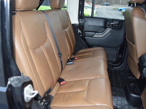 Used 2013 Jeep Wrangler Unlimited Sahara image 26