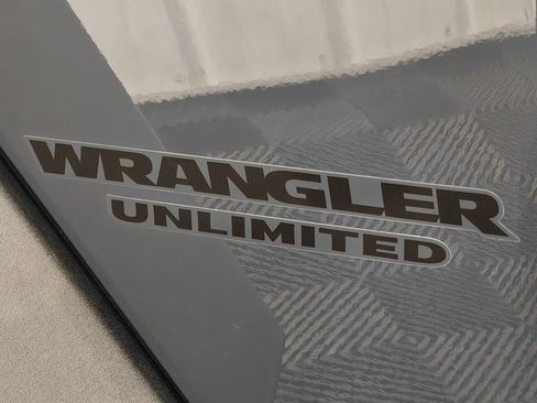 Used 2016 Jeep Wrangler Unlimited Rubicon w/ Connectivity Group AWD/4WD image 28