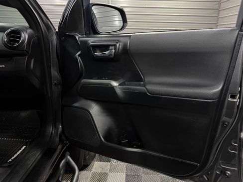 Used 2017 Toyota Tacoma TRD Sport image 33