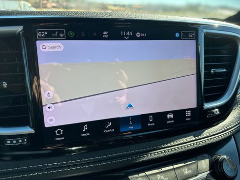 Used 2025 Chrysler Pacifica Limited image 18