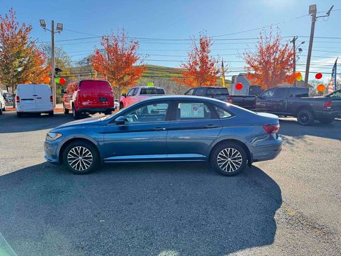 Used 2019 Volkswagen Jetta SE w/ Cold Weather Package image 4