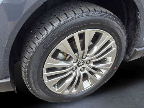 Used 2022 Toyota Venza XLE AWD/4WD image 9