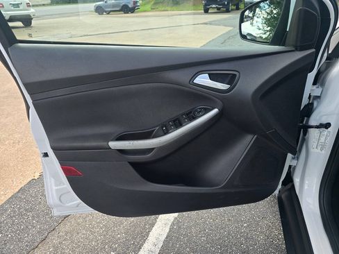 Used 2014 Ford Focus SE w/ Equipment Group 201A FWD image 14
