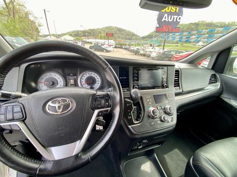 Used 2019 Toyota Sienna SE FWD image 25