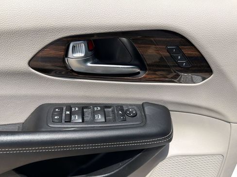 Used 2023 Chrysler Pacifica Limited FWD image 26