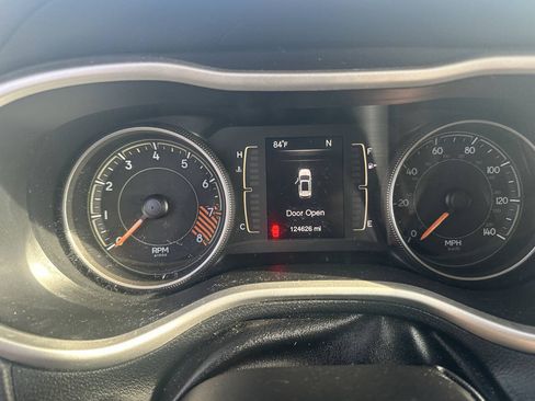 Used 2015 Jeep Cherokee Latitude w/ Cold Weather Group FWD image 16