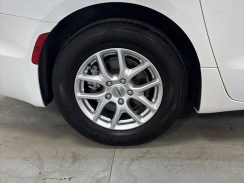 Used 2023 Chrysler Pacifica Touring-L image 36