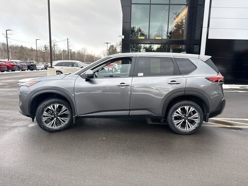 Used 2023 Nissan Rogue SV image 2