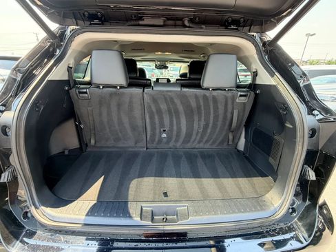Used 2023 Toyota Highlander XLE AWD/4WD image 30